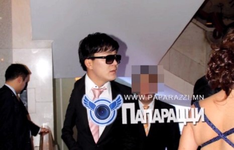 Найз бүсгүйтэйгээ Бээжингийн шөнийн клубэд шинэ оноо угтсан дуучин Б.Амархүү