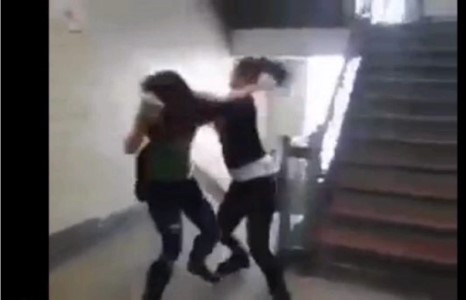 Их сургуулийн охидын зодоон, нэгнийхээ аминд хүрэх нь ээ/Бичлэг/