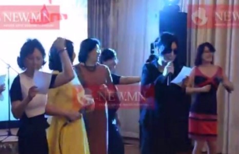 Их хурлын эмэгтэй гишүүд балайг нь авч байна