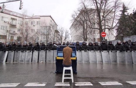 Бие биенээ сөрөн зогсч байгаа ч тэдэнд хүн сэтгэл бас бий