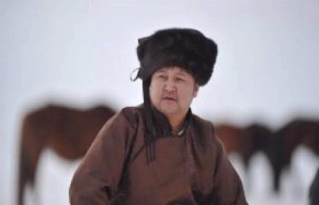 Дуучин Л.Болдбаатар эмээл хазаартай морь бэлэглэнэ