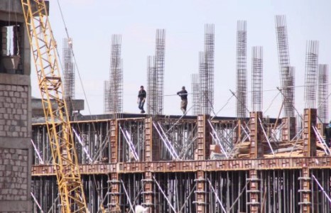 Баригдаж байгаа барилгаас цогцос олджээ