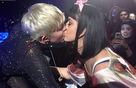 Дуучин Майли Сайрус , Кэти Перри нарын Франц үнсэлт