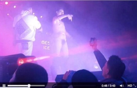 “Ice top” хамтлагийн улаан фэн залуу тайзан дээр чармай нүцгэллээ