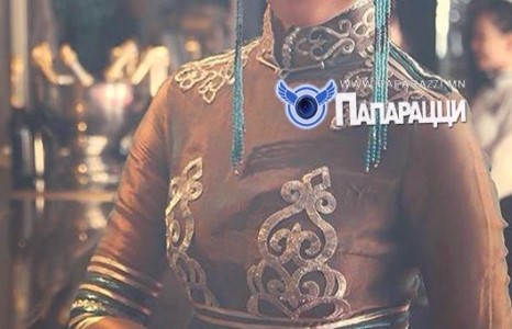 Үндэсний хувцасаар гоёсон охид бүсгүйчүүд