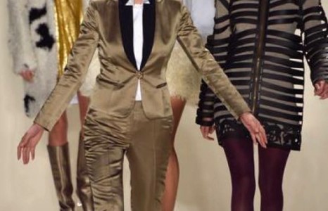 Дизайнер Катяа Золын загварууд байлдан дагуулж байна