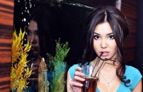 Казакстаны үзэсгэлэнтэй охид бүсгүйчүүд