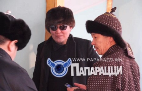 Хамраа өндөрсгөж, нүдэндээ давхраа хийлгэсэн Амбий