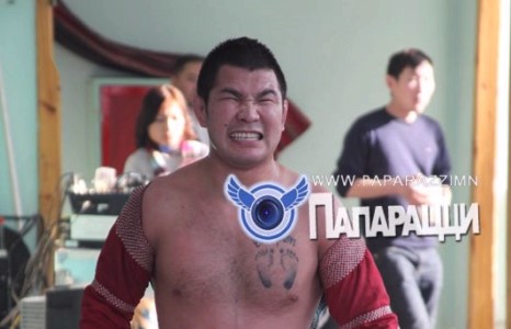 Хөвгүүдээрээ өөрийгөө тамгалсан баатар