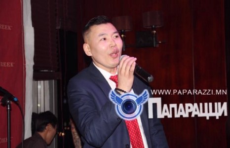 Дуучин BX эргэн тайзнаа