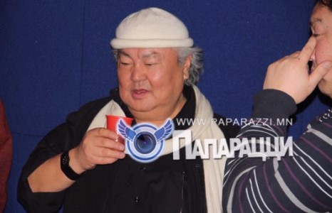 Алдарт найруулагч Нямгаваа кино урлагтаа эргэн ирлээ