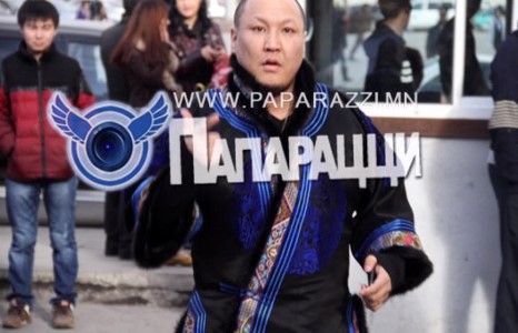 Дуучин Т.Дэлгэрмөрөн охид, бүсгүйчүүдэд бэлэг барина