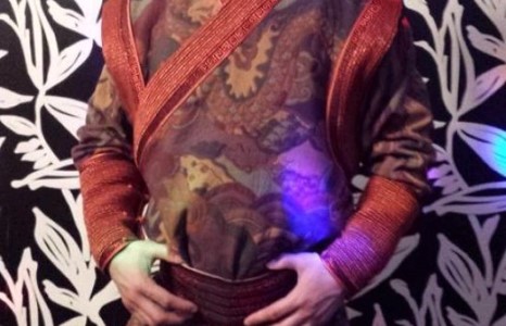 МУГТ О.Гүндэгмаа нөхөртөө дээл оёж өгөн бэлэг барьлаа