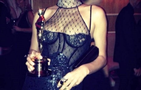 ОХУ-ын алдарт модел Ирина Шейк “Үзэсгэлэнт шүтээн” шагналын эзэн боллоо