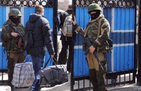 Украин Крымээс цэргээ татаж байна