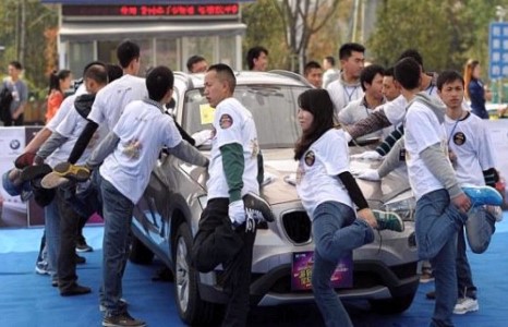 Нэг хөл дээрээ долоон цаг зогсоод BMW машины эзэн болжээ