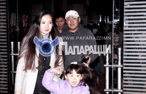 Жүжигчин Баярмаа нөхөр хүүхдийн хамтаар...