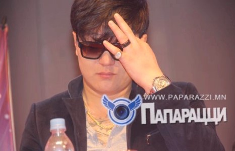 Алтан гинж, алмазан шигтгээтэй бөгж Б.Амархүүгийн гоёо