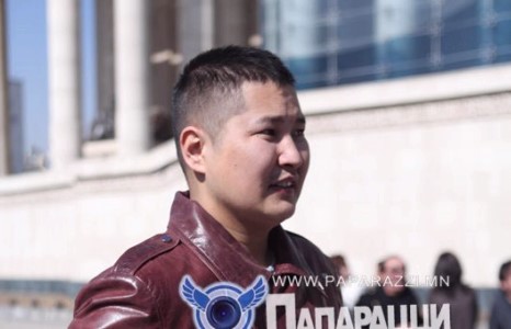 Мэргэжилийн дуучин биш ч, тэр бусдаасаа илүү