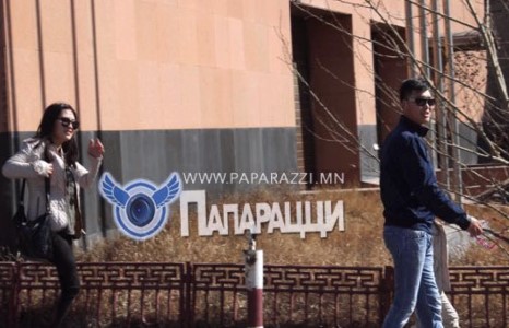 Эрэн сурвалжлагддаг дуучин Идэнржавхлан эхнэр хүүхдийн хамтаар