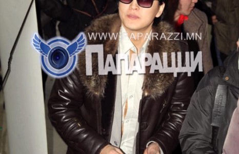 Жүжигчин Бархүү эхнэрээ үзэгчидийн нүдэн дээр хардаж, зоджээ