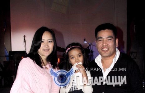 “Салхи” хамтлагийн дуучин Эби гэр бүлийн хамтаар