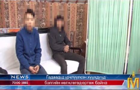 Асрамжийн газрын эрэгтэй багш хөвгүүдээр нь хаалгыг нь даруулж байгаад охидыг нь хүчинддэг тухай мэдээлэл задарлаа