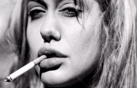 Эмэгтэй хүн тамхи татвал эрчүүдээс илүү хорддог