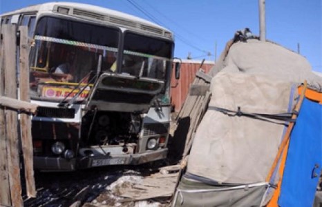 Хот хоорондын автобусаар айлын гэр дайрчээ