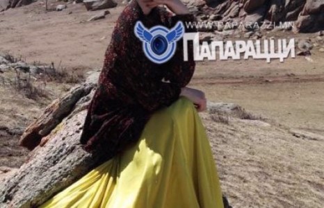 Хамтлагаасаа гарсан Ундармаа амарч явна