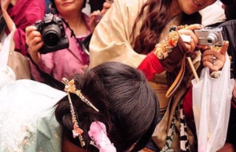 Япончууд “Канамара Мацури буюу Төмөр шодой”-н баяраа тэмдэглэлээ