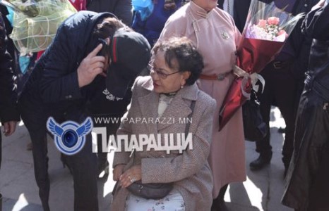 Ард түмний хайртай хүүг төрүүлсэн ижий