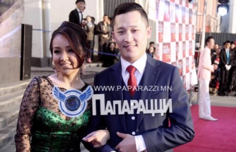Баярын өдрөөрөө СТА болсон Тэмка, үзэсгэлэнт эхнэрийн хамтаар