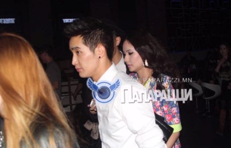 Гомо байтлаа найз охинтой болдог юмуу, битгий хүн доромжлоод байгаарай”