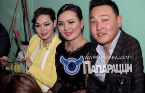 Улаан хивсний ёслолд фругон хөлслөн ирсэн хос дуучид