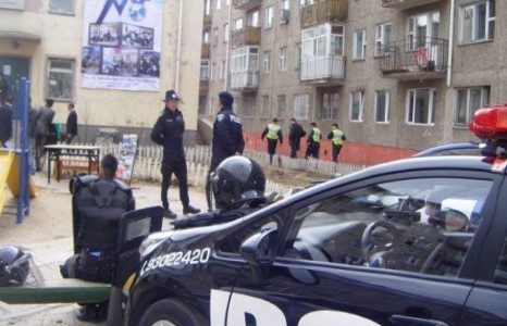 Барилга дээрээс дахиад л төмөр унаж хүүхэд гэмтээлээ