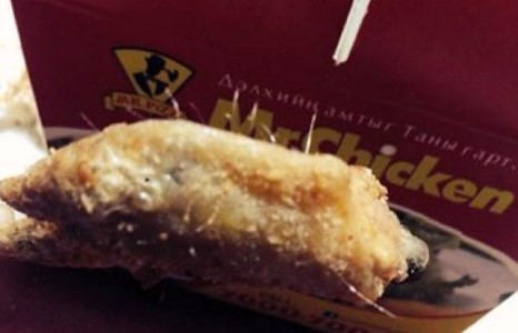 Mr.Chicken-ийнхэн нохой ч тоож идэхээргүй түүхий, хэрзийсэн яс авчирч өгч, үйлчлүүлэгчээ доромжилжээ