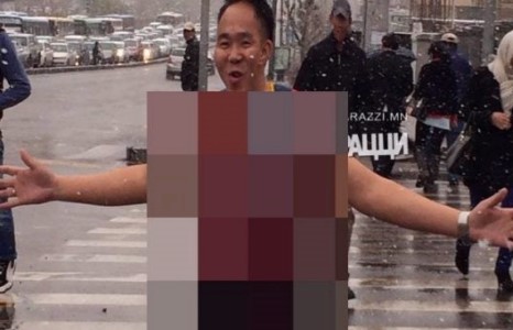 Жүжигчин Цоомоо хотын гудмаар нүцгэн алхав