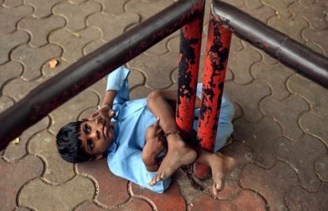 Хэлгүй дүлий ач хүүгээ өдөржин халуун наранд уядаг байжээ