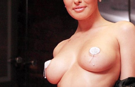 Даша Астафьева чармай нүцгэлж тансаг байртай болжээ