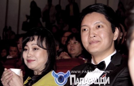 Жүжигчин Бархүү,Одноогоо танхим дүүрэн үзэгчидийн өмнө халуун үнсэлтээр мялаав