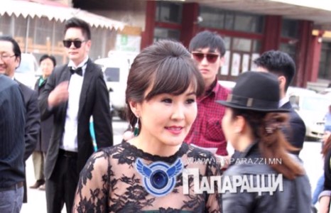 Зохиолч Шүүдэрцэцэг хоёр дахь киногоо өлгийдөн авлаа