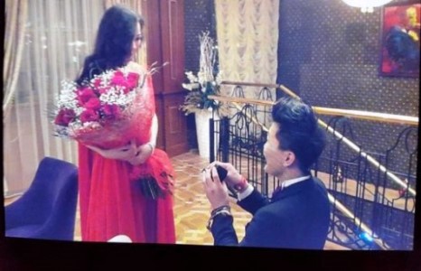 Дуучин Б.Амархүү хайрт бүсгүйдээ гэрлэх санал тавьж буй зургаа дэлгэв