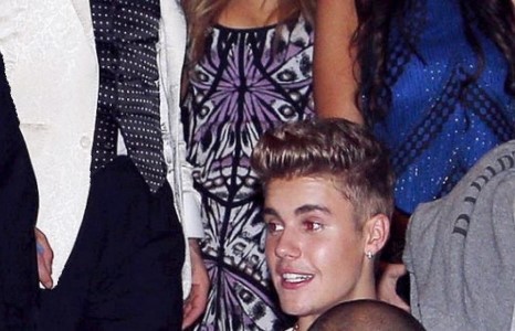 Парис Хилтон Жастин Биберийг өвөртөө оруулав