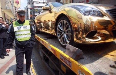 Алтан машиныг журмын хашаа руу ачив