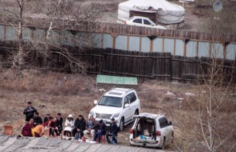 Кёкүшюзан Батбаяр эхнэртэйгээ хамт “Оргил” рашаан сувиллын хашаан дотор юу хийж суугаа юм бол?