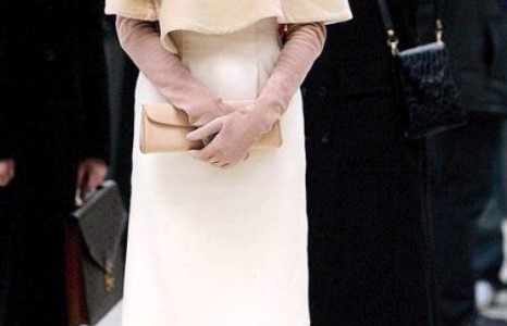 Жүжигчин Анжелинa Жоли Британийн рыцарь боллоо