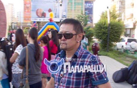 Хорвоогийн бүтэн өнгийг гитарын утсаар хөглөх Одко