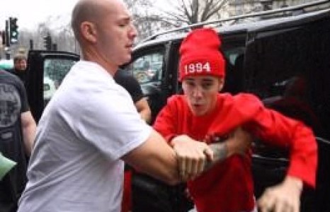 Жастин Бибер папарациас зугтаж яваад осолд оржээ