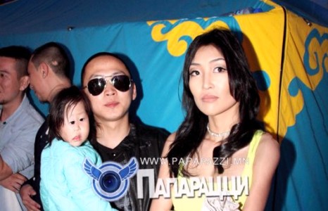 ”Флаш- хамтлагийн дуучин Нандиагийн гэр бүл анх удаа